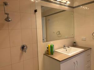 Ein Badezimmer in der Unterkunft An enchating and enriching home