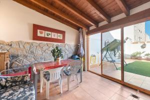 een woonkamer met een tafel, stoelen en een bank bij Yovalutres Piscina Privada Torrevi in Torrevieja