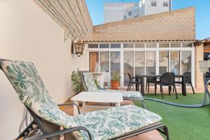 een patio met stoelen, een tafel en een tafel bij Yovalutres Piscina Privada Torrevi in Torrevieja