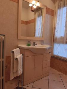 a bathroom with a sink and a mirror at Atmosphere Guest House Rubiera in Rubiera