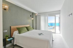 Un dormitorio con una cama con vista al mar. en Balcon Azul IV by VillaGranCanaria, en Telde