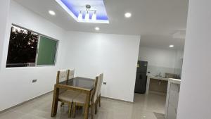 a kitchen with a table and chairs in a room at Casa Cristal Apto x Dia! in Aracataca