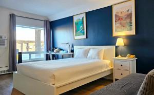Rúm í herbergi á Cloud 9 Inn