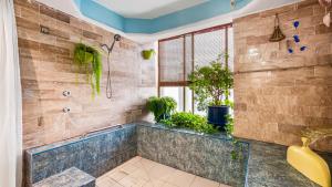 プエルト・バジャルタにある2BR Marina Condoのバスルーム(植物が入ったバスタブ付) +31枚の写真