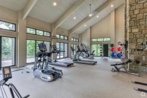 ein Fitnessstudio mit mehreren Laufbändern und Crosstrainern in der Unterkunft Halsten at Vinings 3114 Spacious 1 bed 1 Bath in Atlanta