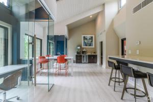 eine große Küche mit roten Stühlen und einem Tisch in der Unterkunft Halsten at Vinings 3114 Spacious 1 bed 1 Bath in Atlanta