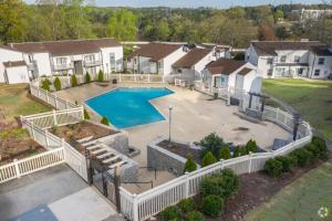 Luftaufnahme eines Hauses mit Swimmingpool in der Unterkunft Halsten at Vinings 3114 Spacious 1 bed 1 Bath in Atlanta