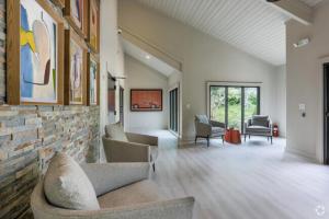 ein großes Wohnzimmer mit Sofas und Stühlen in der Unterkunft Halsten at Vinings 3406 Spacious 1 Bed 1 Bath in Atlanta + 15 Fotos