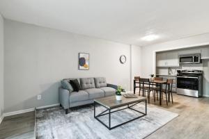 ein Wohnzimmer mit Sofa und Tisch in der Unterkunft Halsten at Vinings 3406 Spacious 1 Bed 1 Bath in Atlanta