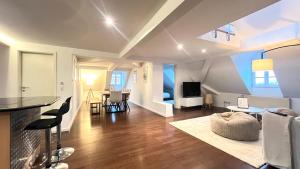 a living room with a kitchen and a dining room at LudwigsHome Zentral, Spacious, 120qm, Klima in Ludwigsburg +18 photos