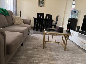 Χώρος καθιστικού στο Stylish City Apartment with Modern Amenities