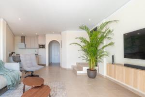 Μια τηλεόραση ή/και κέντρο ψυχαγωγίας στο 2 Bedroom Luxury Apartment with Sea View in Los Cristianos