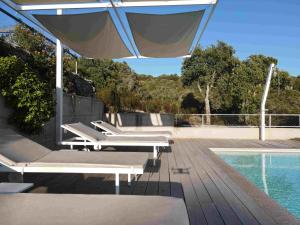 The swimming pool at or close to LI PIREDDI
