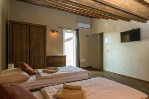 Zimmer mit 2 Betten und TV in der Unterkunft Villa Castagna near the Sea with Private Pool and Sauna in Premantura