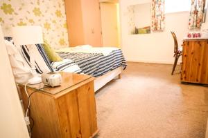 Postel nebo postele na pokoji v ubytování Hallmark Guest House