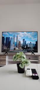 TV a/nebo společenská místnost v ubytování Agile Luxury Suite At TRX KLCC
