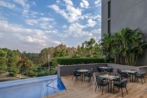 Bazén v ubytování Holiday Inn - Nairobi Two Rivers Mall by IHG nebo v jeho okolí