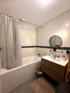 O baie la Charming and Cosy Place 2 rooms 3 beds