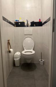 Ένα μπάνιο στο Charming and Cosy Place 2 rooms 3 beds