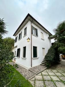 une maison blanche avec un toit noir dans l'établissement Villa Wally, à Trévise