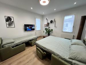 une chambre avec deux lits et une télévision à écran plat dans l'établissement Villa Wally, à Trévise