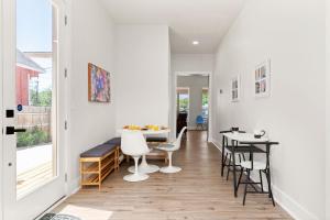 comedor con paredes blancas, mesa y sillas en Stylish Home Nr Dt, Alamo, River Walk Games Wifi, en San Antonio