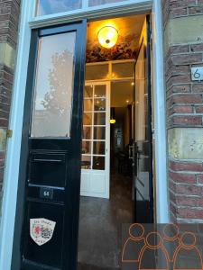 Una puerta a una tienda con un cartel. en Attractive with Total Comfort - Ground Floor, en Valkenburg