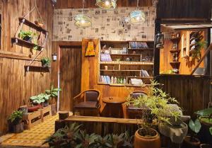 ロン・ハイにあるHomestay Hương Biển - Long Hảiの植物のある部屋にテーブルと椅子が備わるレストラン