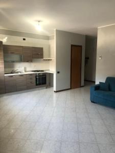 salon z niebieską kanapą i kuchnią w obiekcie Giovanna's House w mieście Matera +23 zdjęcia