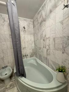 Vannituba majutusasutuses Charming and affordable flat for 4 people in Baker Street Zone 1 with breakfast +32 fotot