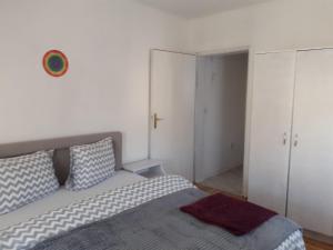 Ένα ή περισσότερα κρεβάτια σε δωμάτιο στο Komforni Apartmani Banja Luka +1 φωτογραφίες