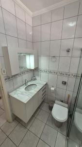 Et badeværelse på Residencial Claudino Lopes