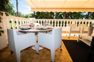 a white table and chairs on a patio at Calme absolu, élégant et arboré avec piscine in Cannes
