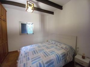 een slaapkamer met een bed en een raam bij Casa Tomás - Zona Rural in Fasnia