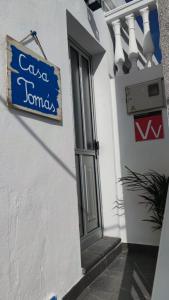 a sign on the side of a building with a door at Casa Tomás - Zona Rural in Fasnia