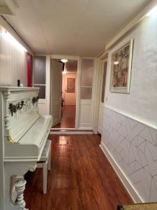 baño con lavabo blanco y pasillo en Attractive with Total Comfort - Ground Floor, en Valkenburg 27 fotos más