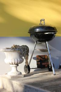 una griglia a carbone su un supporto vicino a un vaso di Discover Italy a Tignes