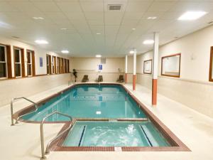 a swimming pool in a gymnasium at COZY LOON MOUNTAIN ESCAPE - Free shuttle, Pool, Hot tub, River&Mnt Views in Lincoln