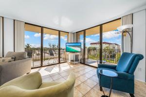 Et tv og/eller underholdning på Our House at the Beach 201W by Beachside Management