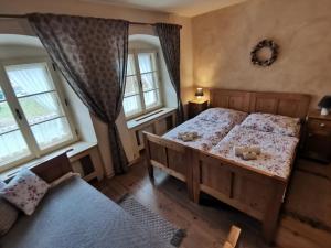 Posteľ alebo postele v izbe v ubytovaní Apartmány U Koudelníka