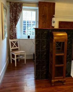 Una sala de estar con una silla y una ventana. en Attractive with Total Comfort - Ground Floor, en Valkenburg