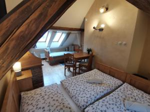 Posteľ alebo postele v izbe v ubytovaní Apartmány U Koudelníka