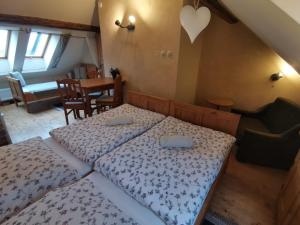 Posteľ alebo postele v izbe v ubytovaní Apartmány U Koudelníka