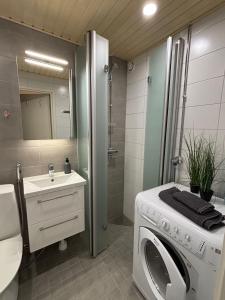 Ένα μπάνιο στο Nicely furnished apartment near centrum, free parking