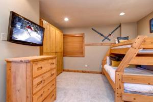 Postel nebo postele na pokoji v ubytování KBM Resorts Stunning Private Home w Hot Tub and Fire Pit PNF-860