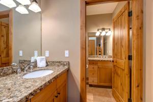 Koupelna v ubytování KBM Resorts Stunning Private Home w Hot Tub and Fire Pit PNF-860 + 28 fotografií