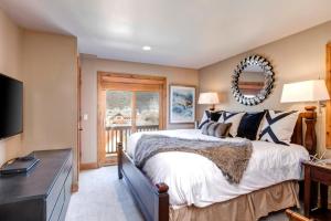 TV a/nebo společenská místnost v ubytování KBM Resorts Stunning Private Home w Hot Tub and Fire Pit PNF-860