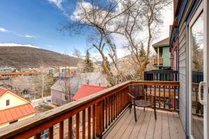 Nespecifikovaný výhled na hory nebo výhled na hory při pohledu z prázdninového domu