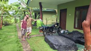 Un uomo e una donna in piedi davanti a una casa di Sigiri Prabha Villa a Sigiriya