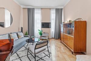 ein Wohnzimmer mit Sofa und Tisch in der Unterkunft Spacious 2 Bedroom I 2 Minutes to Metro and Train Station in Wien